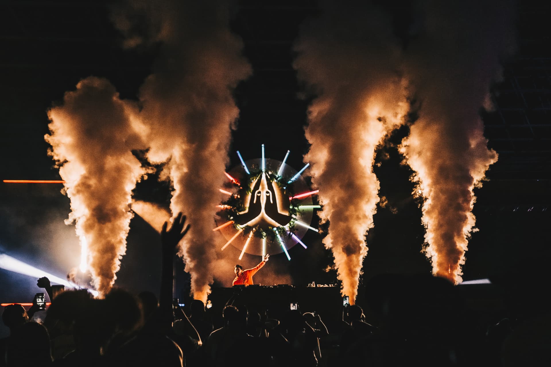 Palco da Deep Please entre colunas de fumaça